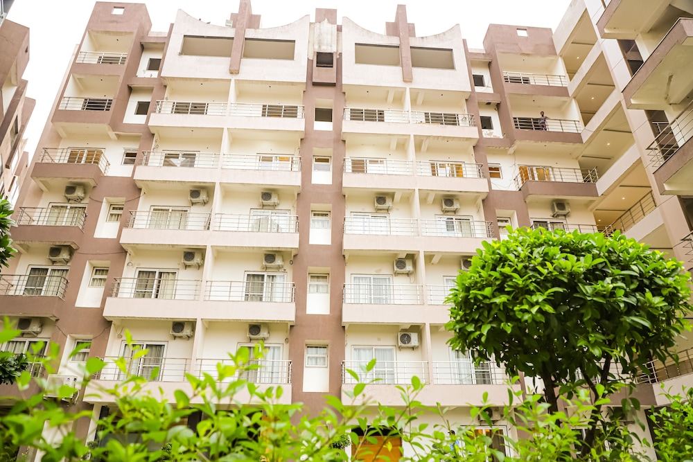 Hotel Shri Radha Nikunj Vrindavan 1/17