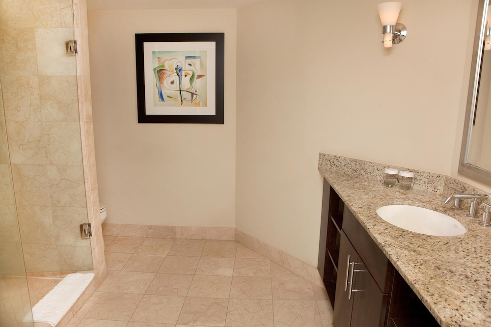 Suite, 2 Queen Beds, Intracoastal View, Balcony، GALLERYone - a DoubleTree Suites by Hilton Hotel 4/4
