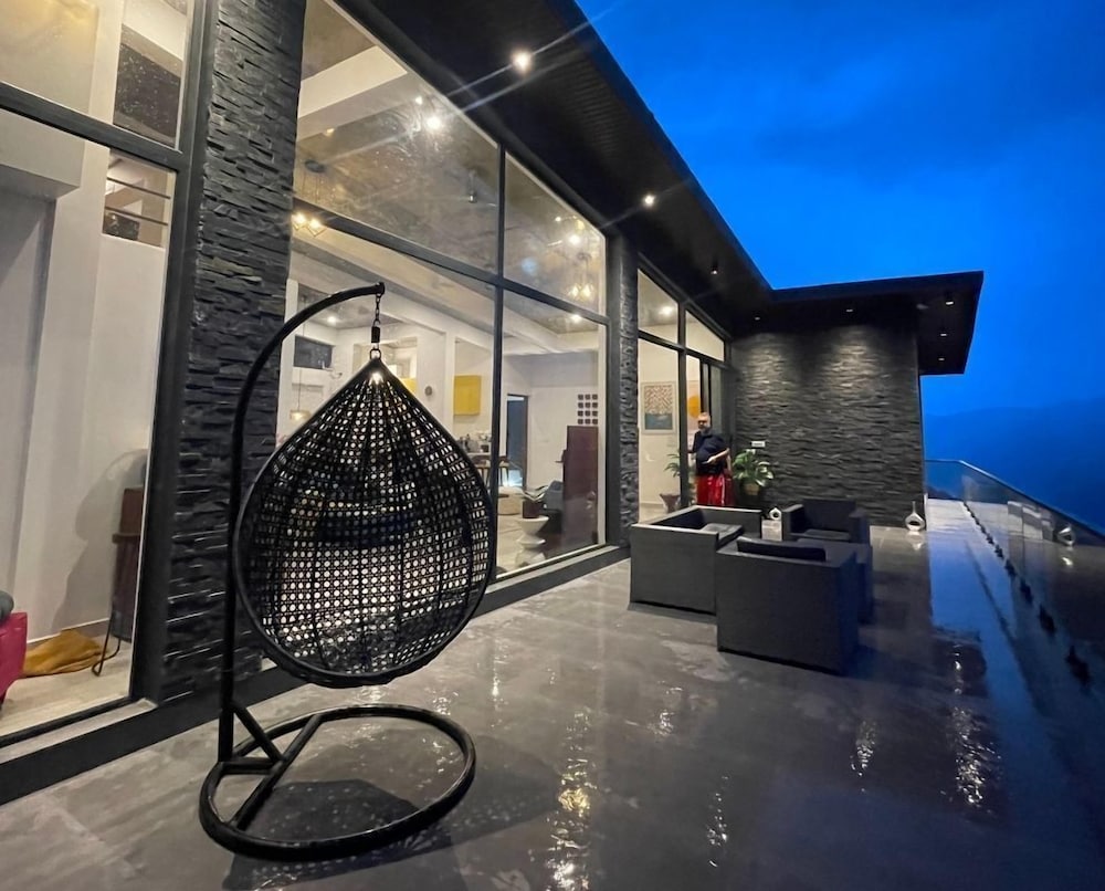 Larisa Resort - Mountains and Martini 11/23