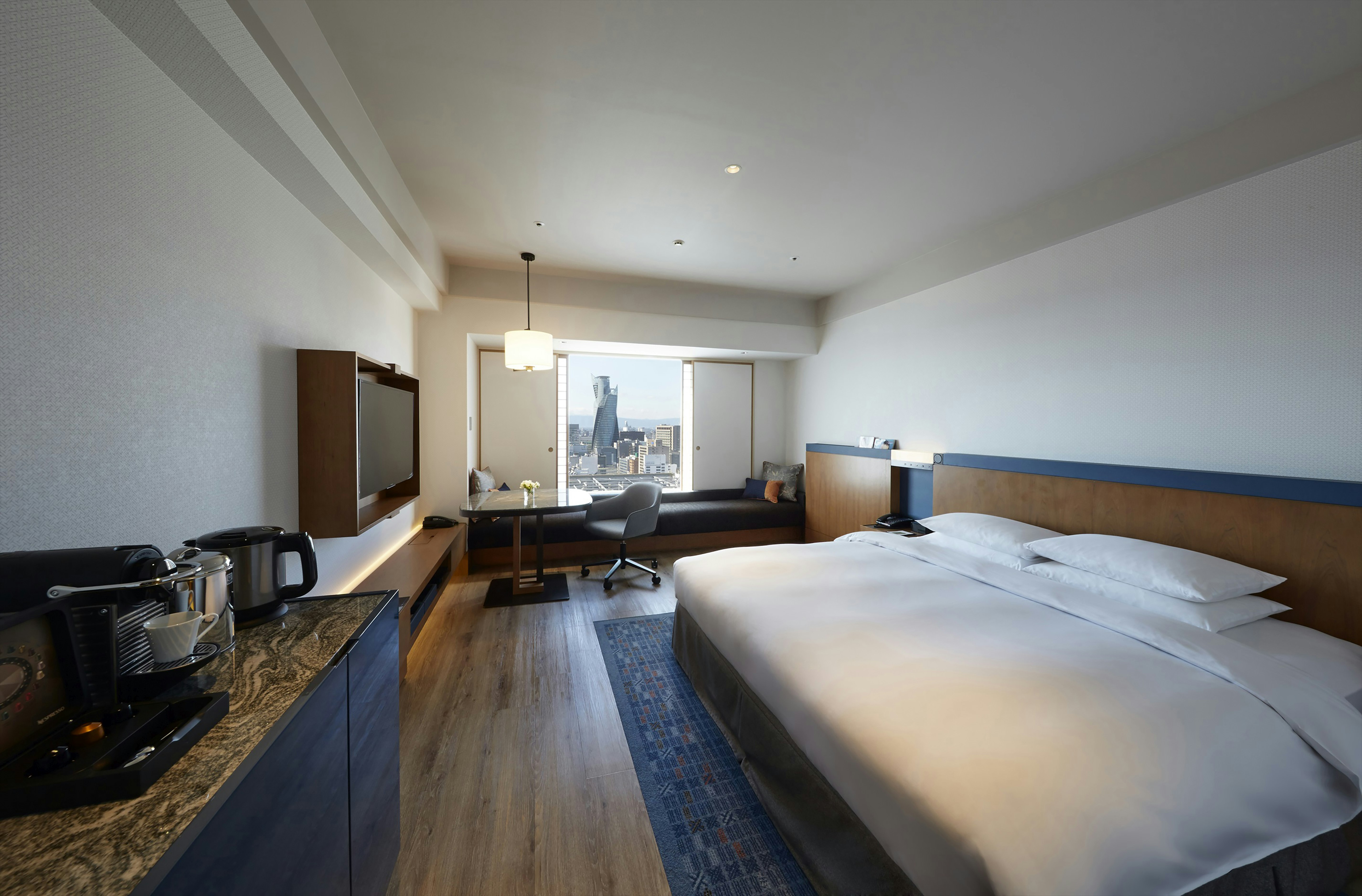 DELUXE, KING BED