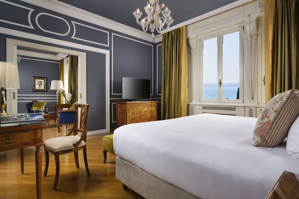 GRAND, STUDIO, SUITE, PARTIAL LAKE VIEW