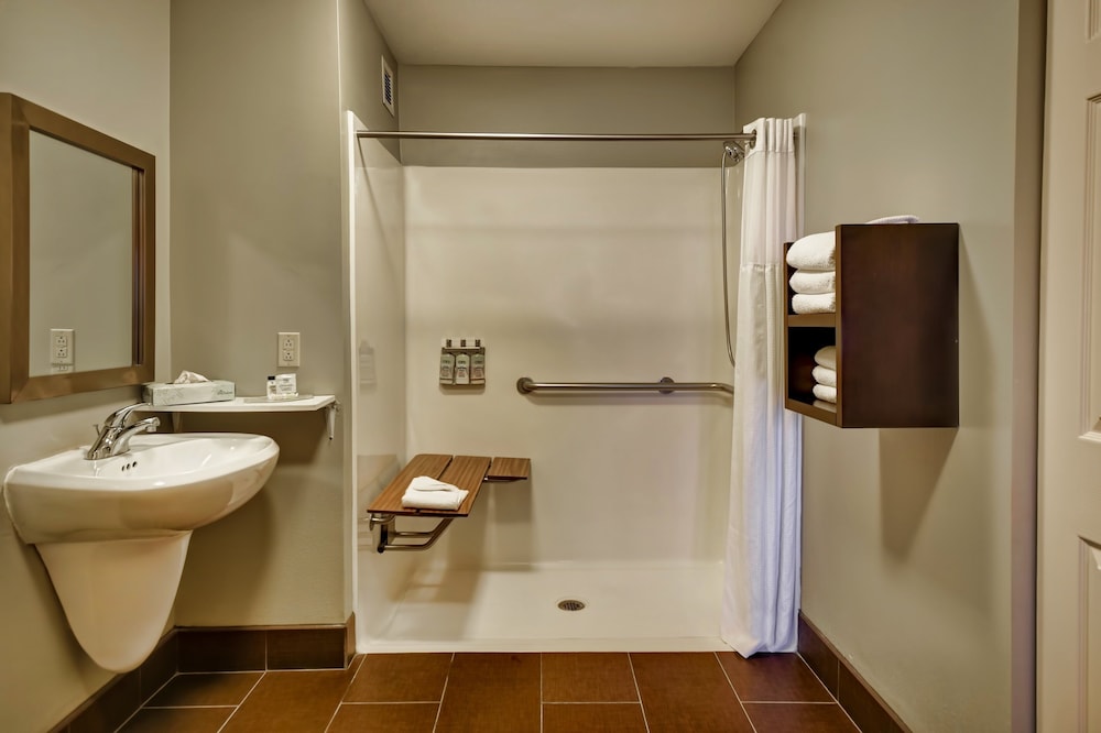 Staybridge Suites Madison-East 23/52