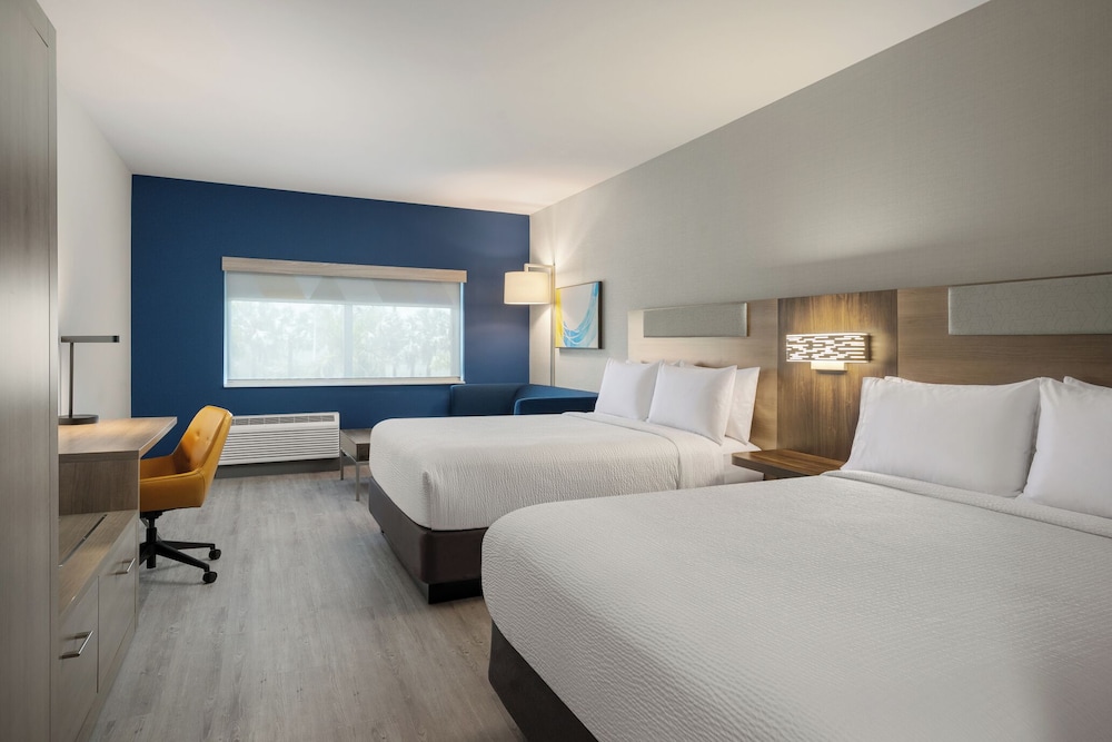 Standard, 2 Queen Beds, Bath and Shower