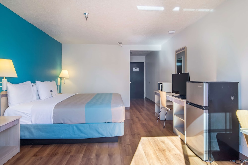 غرفة قياسية بسرير كوين لذوي الإعاقة