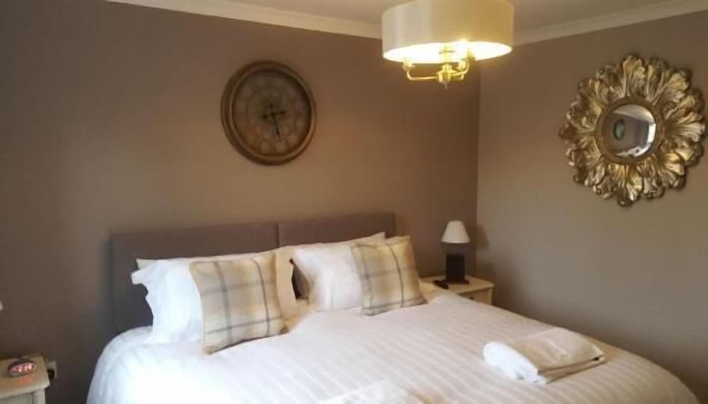 The Huntingdon B&B 12/34