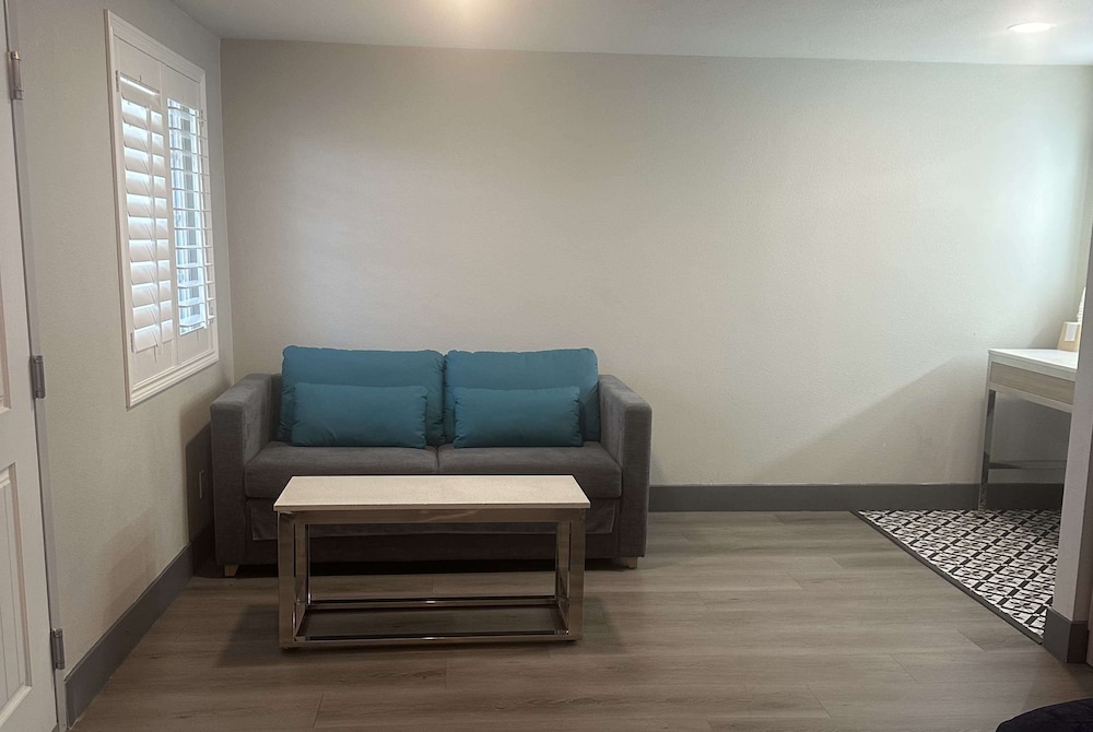 Super 8 by Wyndham Oceanside Downtown 32/50