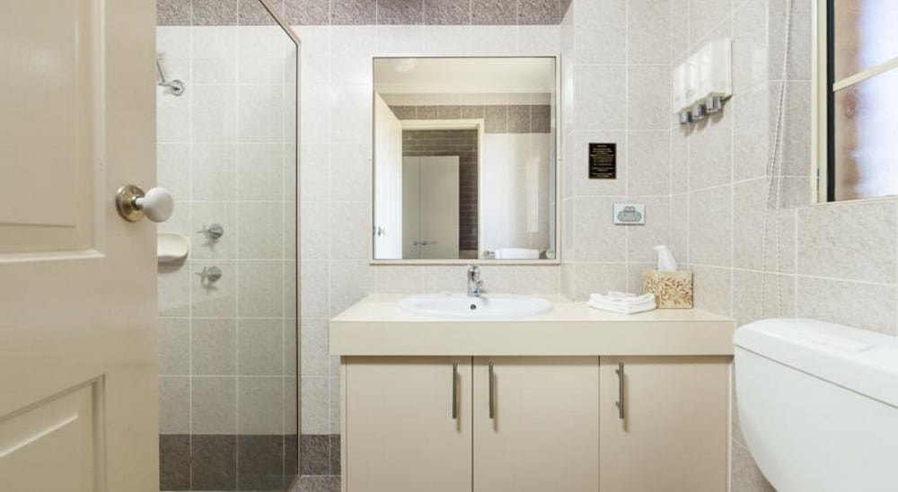Grand Manor Motor Inn 30/32