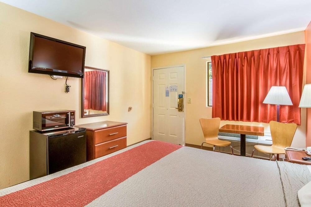 Rodeway Inn and Suites Macon 19/45