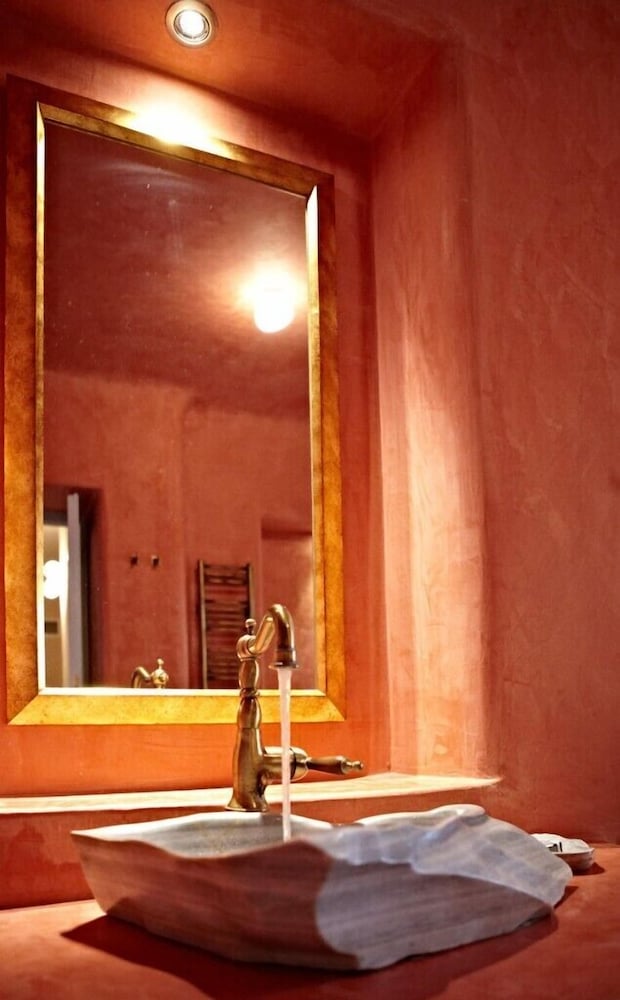 Voreina Gallery Suites 16/50