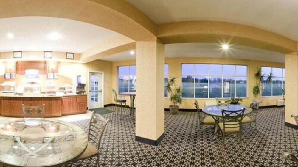 Holiday Inn Express Hotel Suites Paragould 45/60