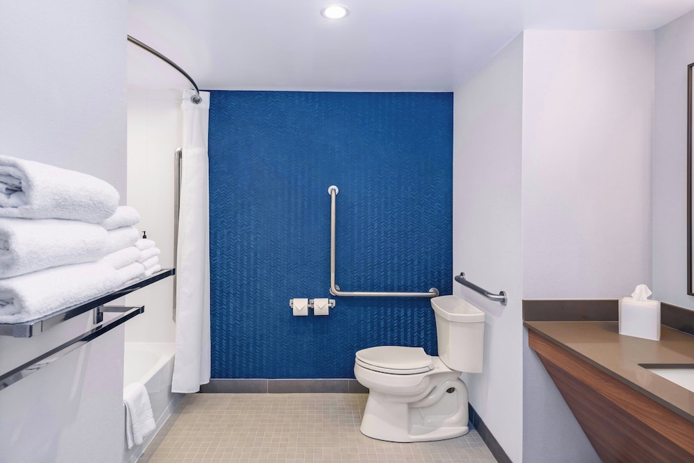 Fairfield Inn & Suites Gravenhurst Muskoka 50/50