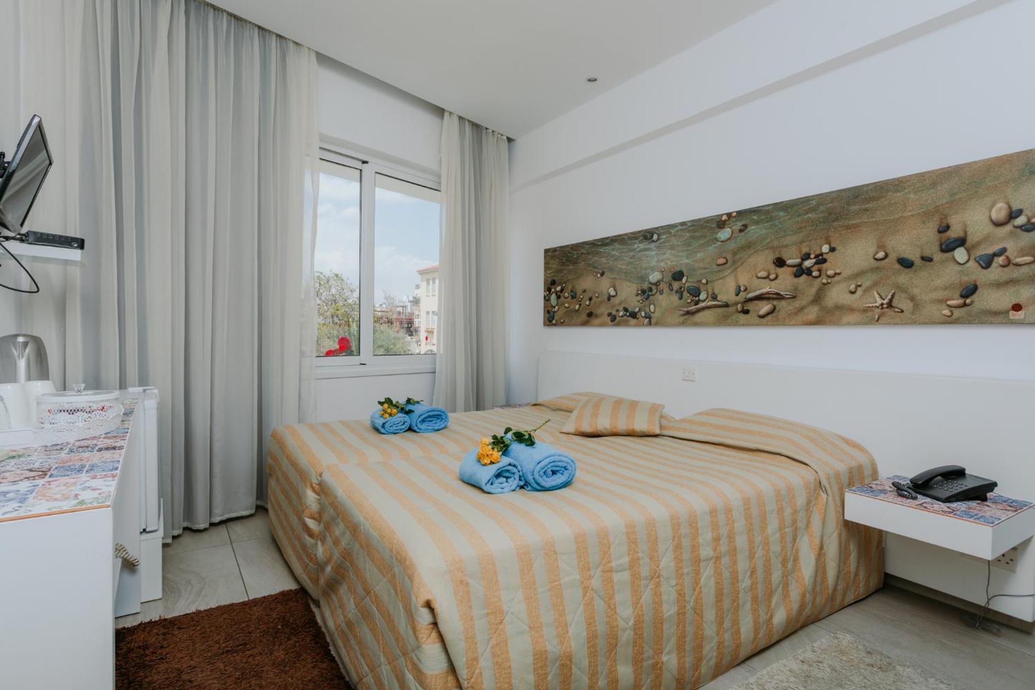 ROOM, DOUBLE OR TWIN BED, CITY VIEW
