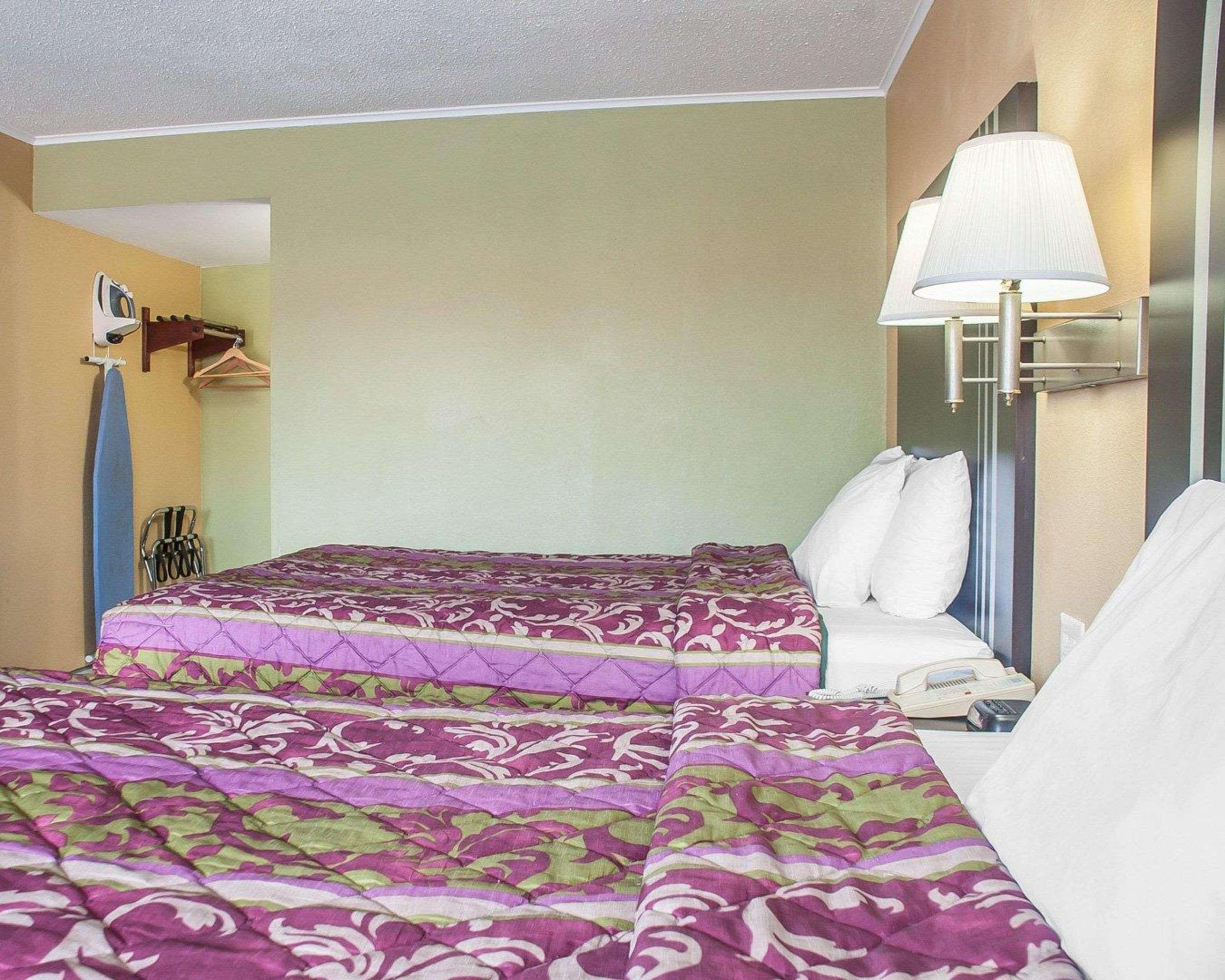 Rodeway Inn Suites Amherst 19/25