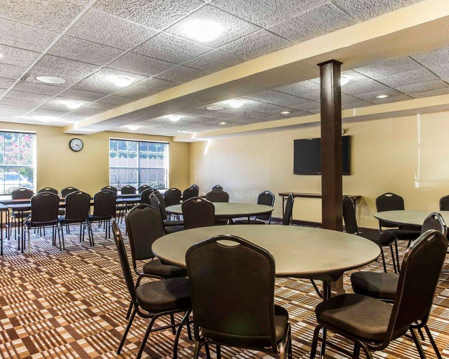 Comfort Inn & Suites Ballpark Area 13/16