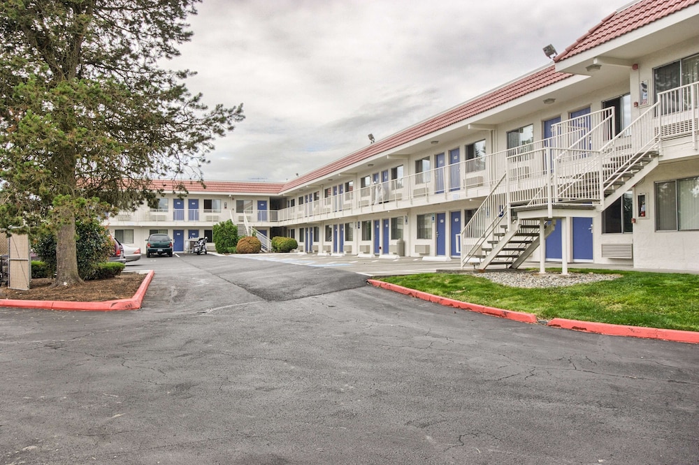 Motel6 Everett, WA - South 32/39