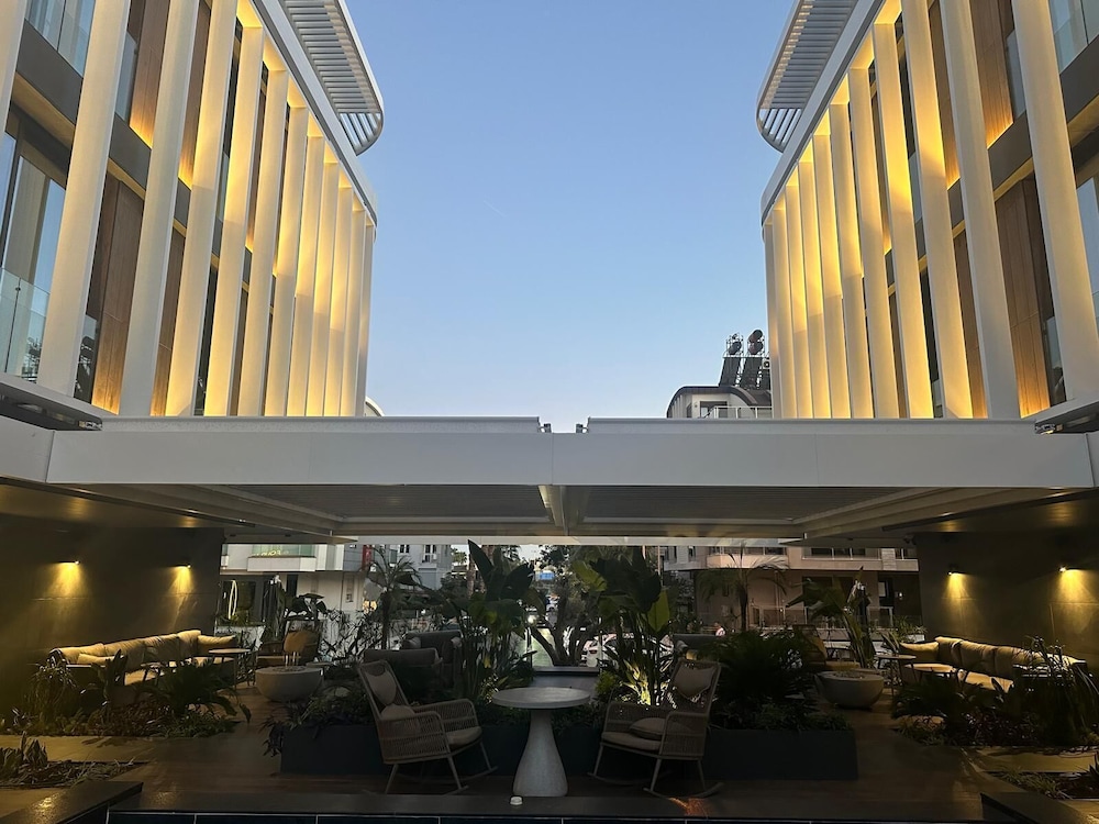 FOUR HILLS HOTEL 34/37