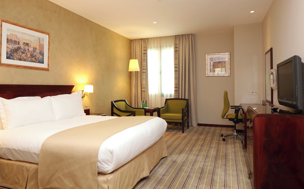 Standard, King Bed, City View, Smoking, Holiday Inn Olaya 5/9