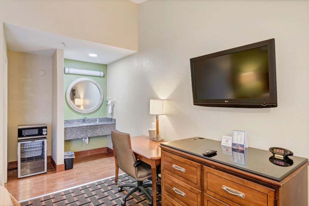 Savannah Garden Hotel 37/41