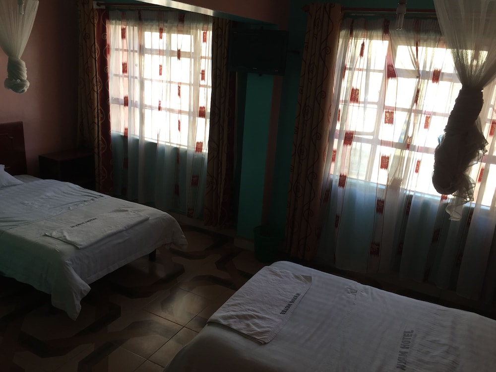 Nyam Hotel 8/26