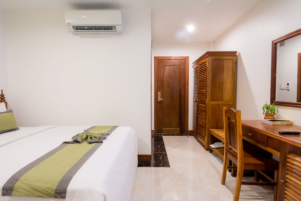 SUPERIOR, TWIN BEDS, CITY VIEW