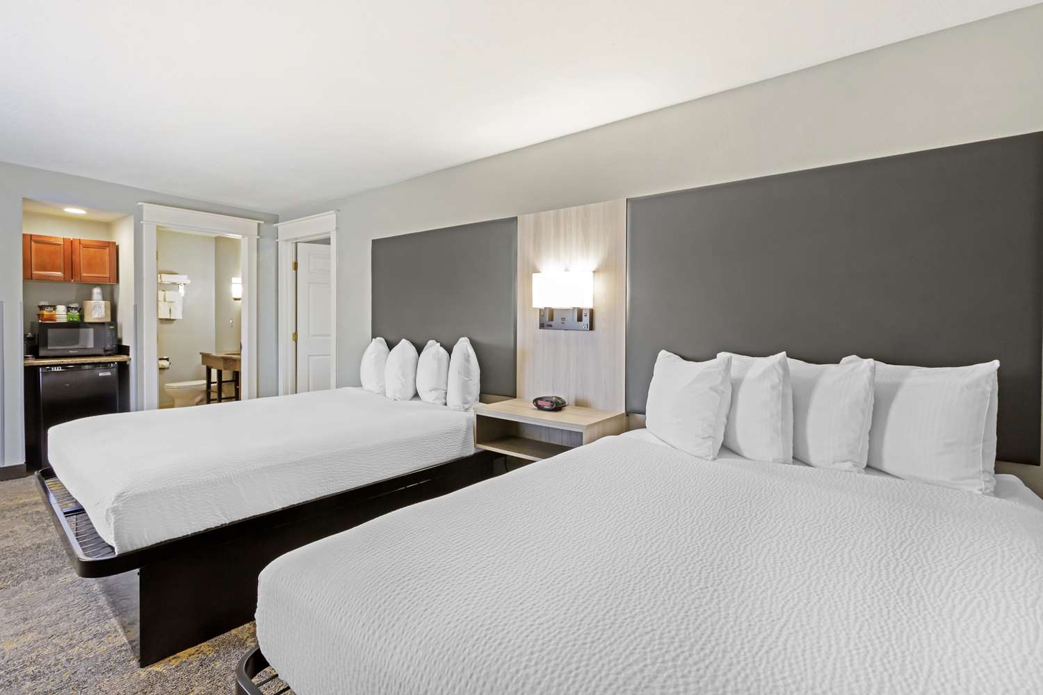 Room, 1 King and 2 Queen Beds, 2 Bathrooms, Sofa