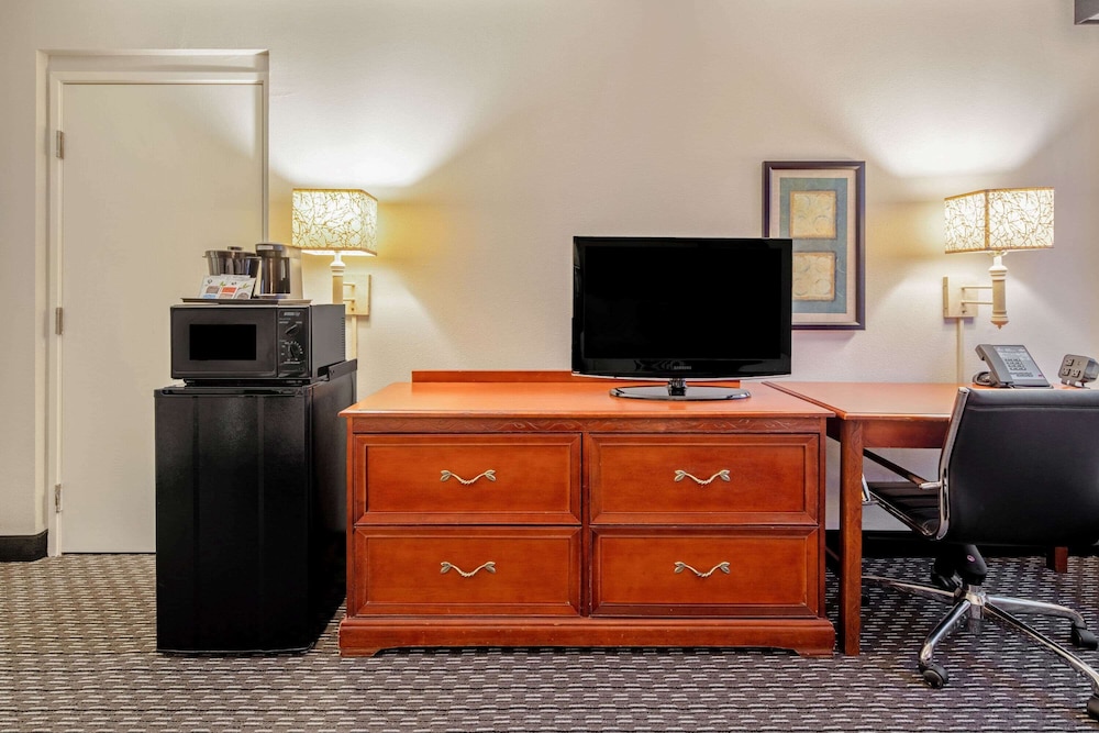 La Quinta Inn & Suites by Wyndham Naples East I-75 34/45