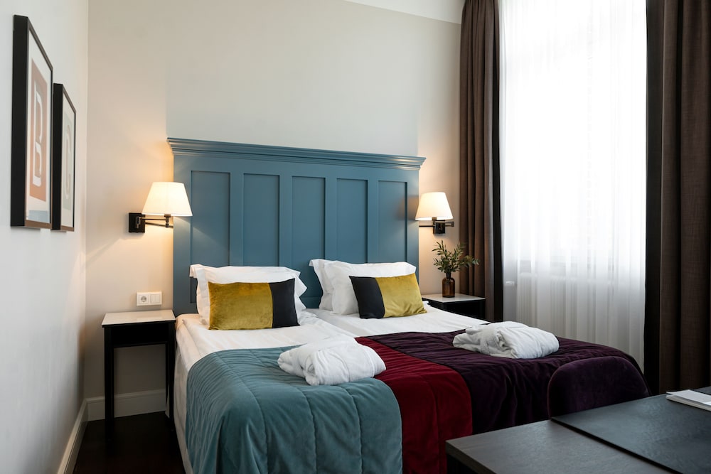 Standard, Queen Bed
