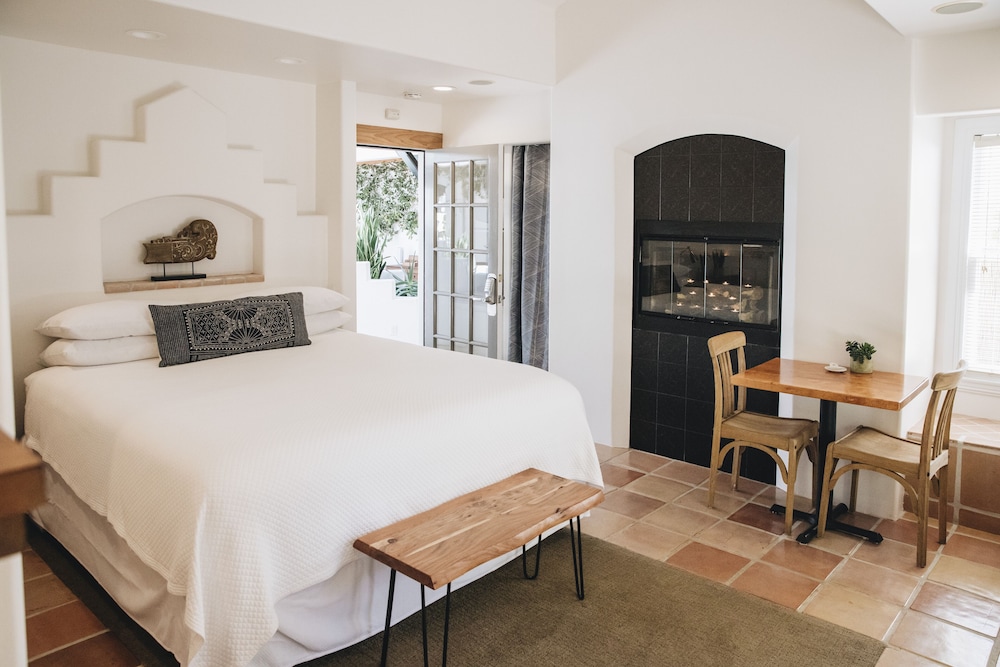 East, Suite, King Bed