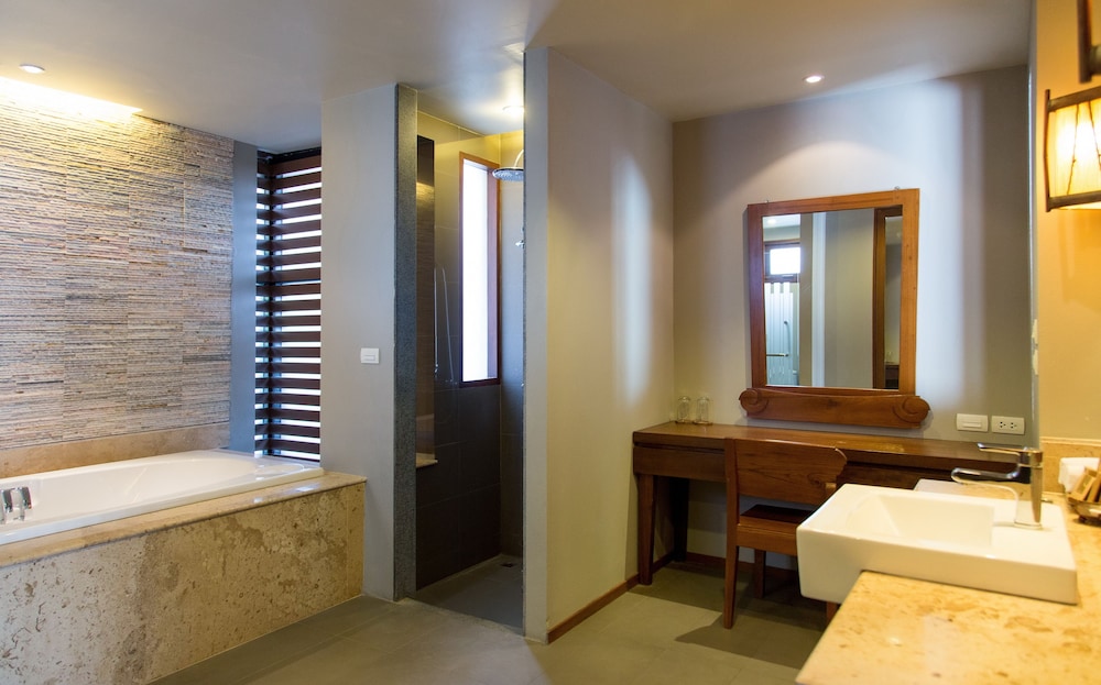 MAEHAAD BAY RESORT 11/68