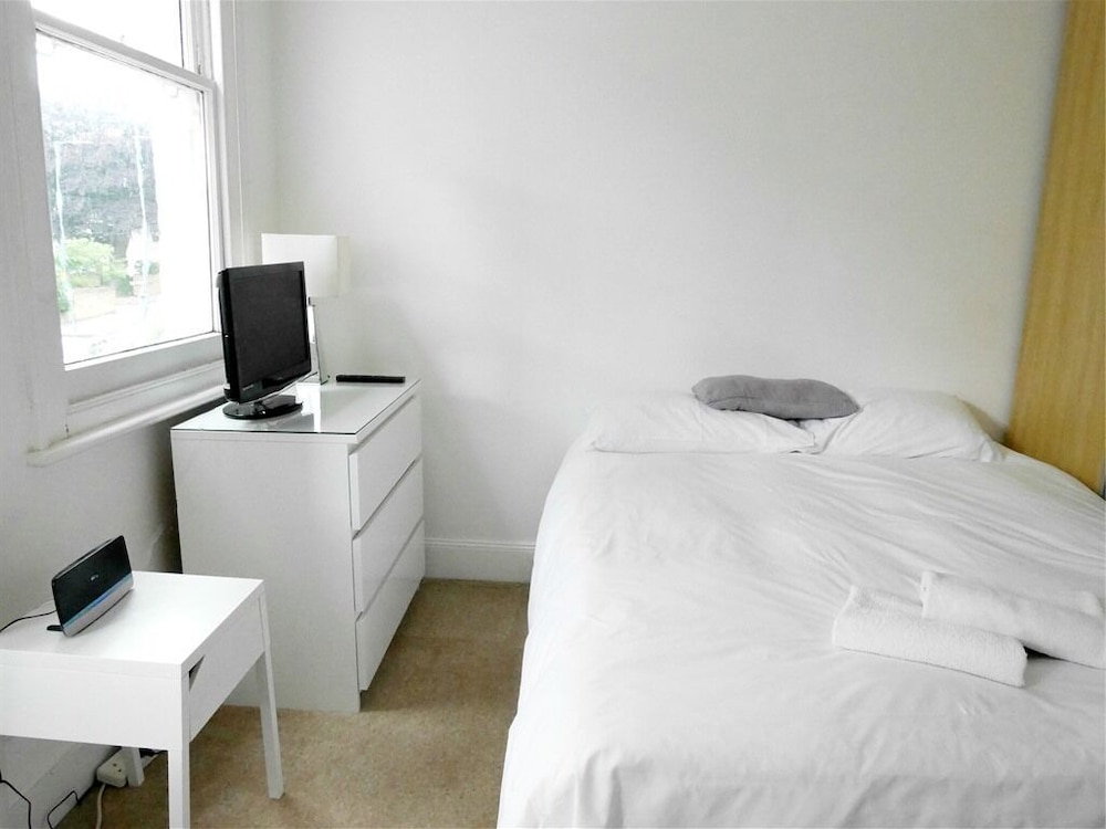 غرفة بسرير مزدوج بإطلالة على الحديقة بحمام خاص، Kew Rooms 5/6