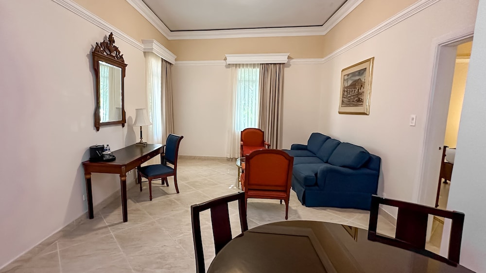 El Prado Hotel 51/62