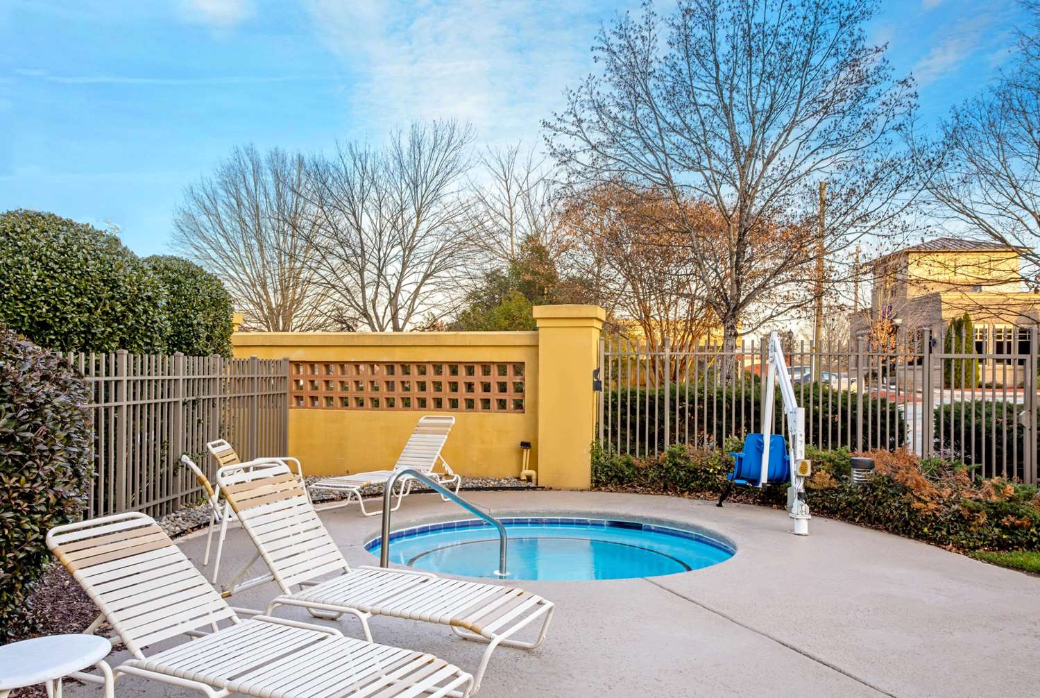 La Quinta Inn Suites Winston Salem 38/64