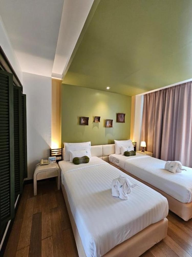 DELUXE, POOL TERRACE