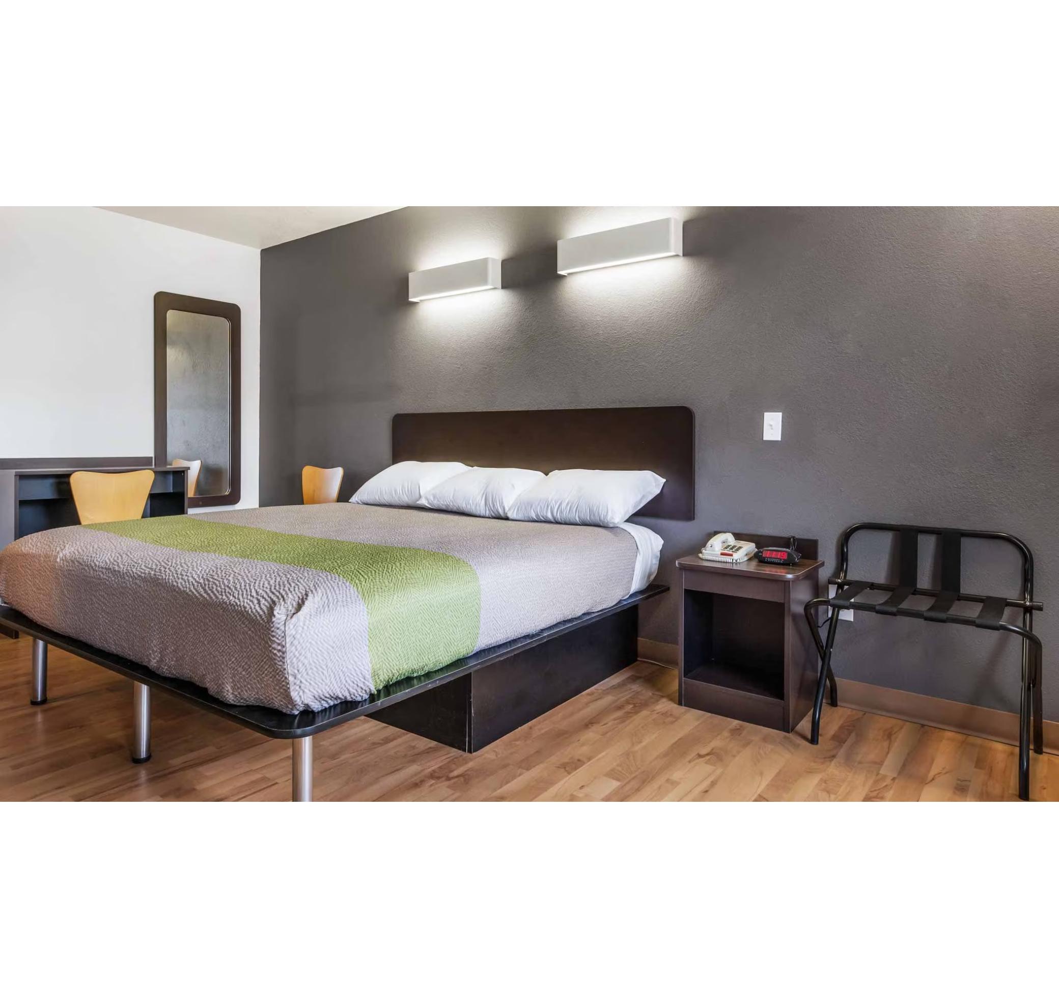 1 King Bed - Smoking, Micfridge