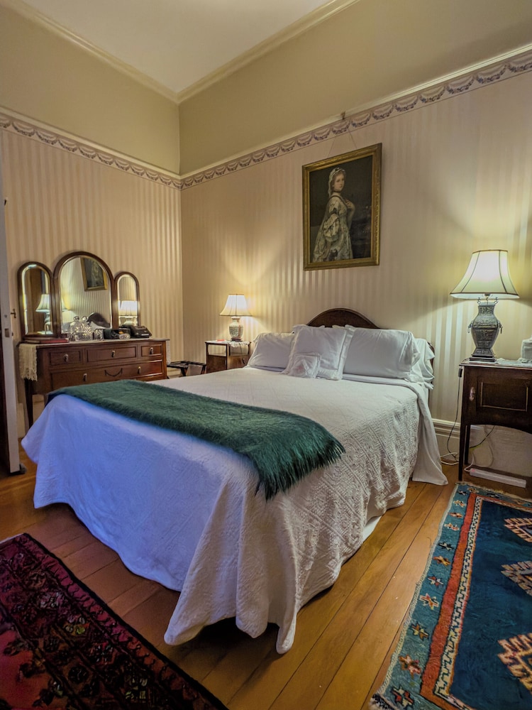 Elizabeth, Queen Bed