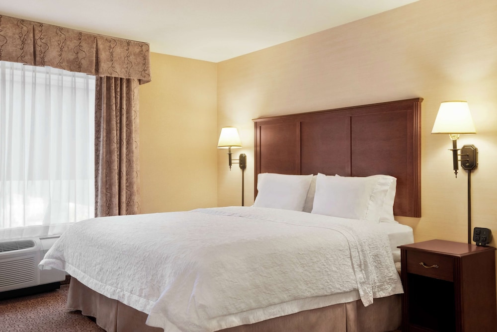 Hampton Inn & Suites West Bend 23/48