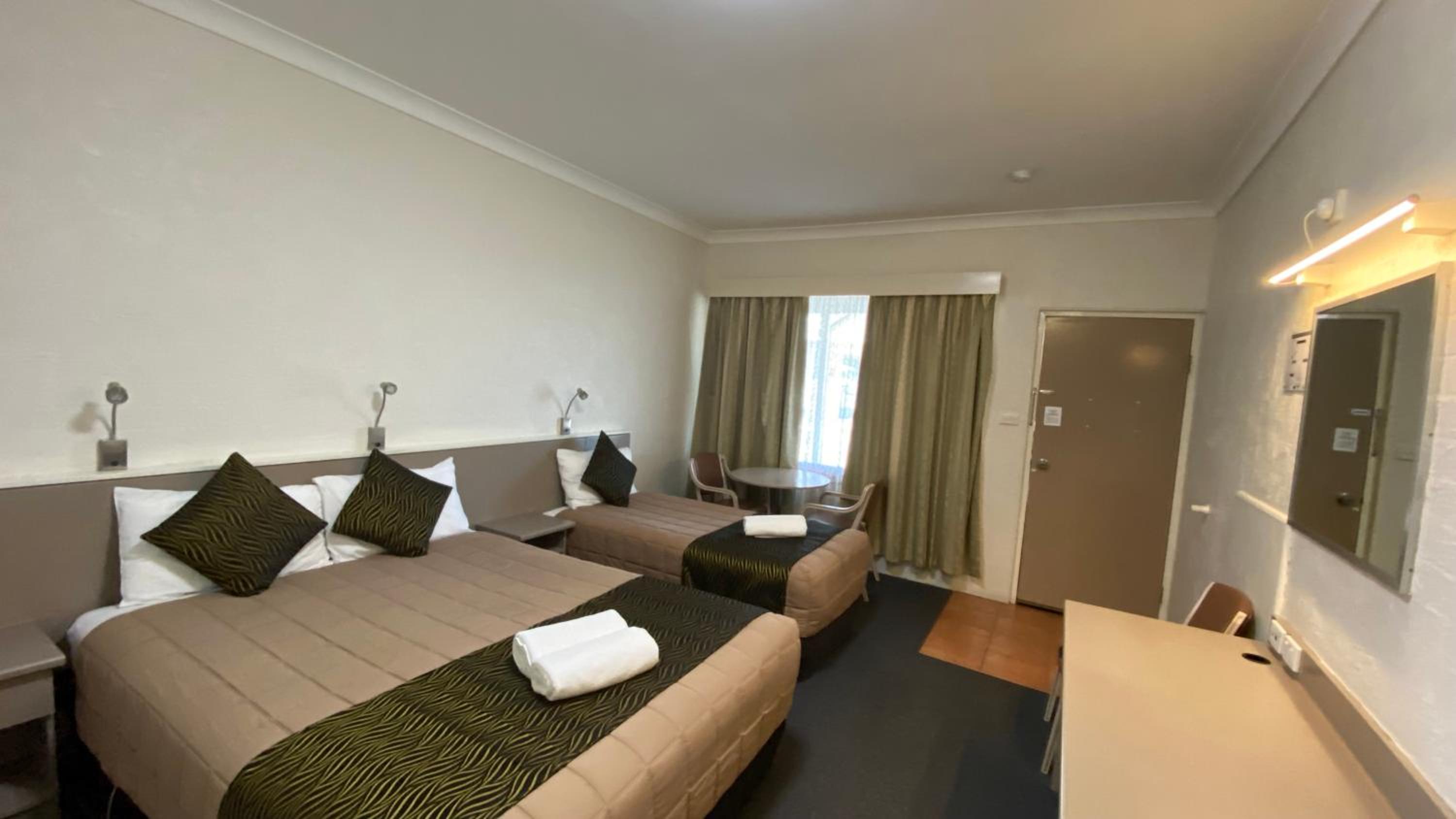 Deluxe, Twin Beds