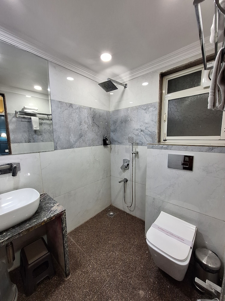 LN Hotels and Resorts 47/48