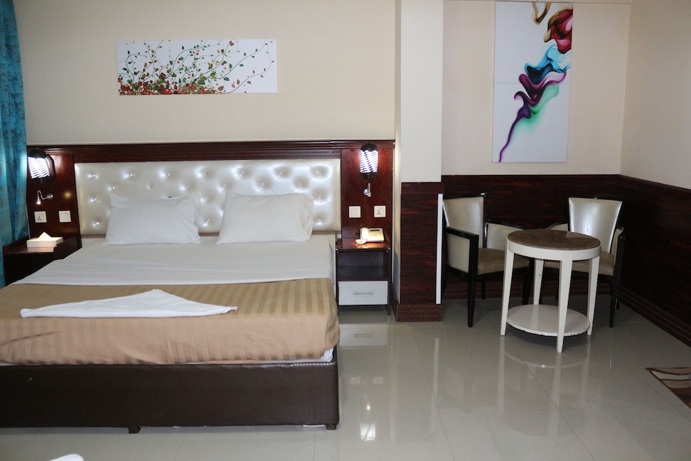 Mariana Hotel 25/50