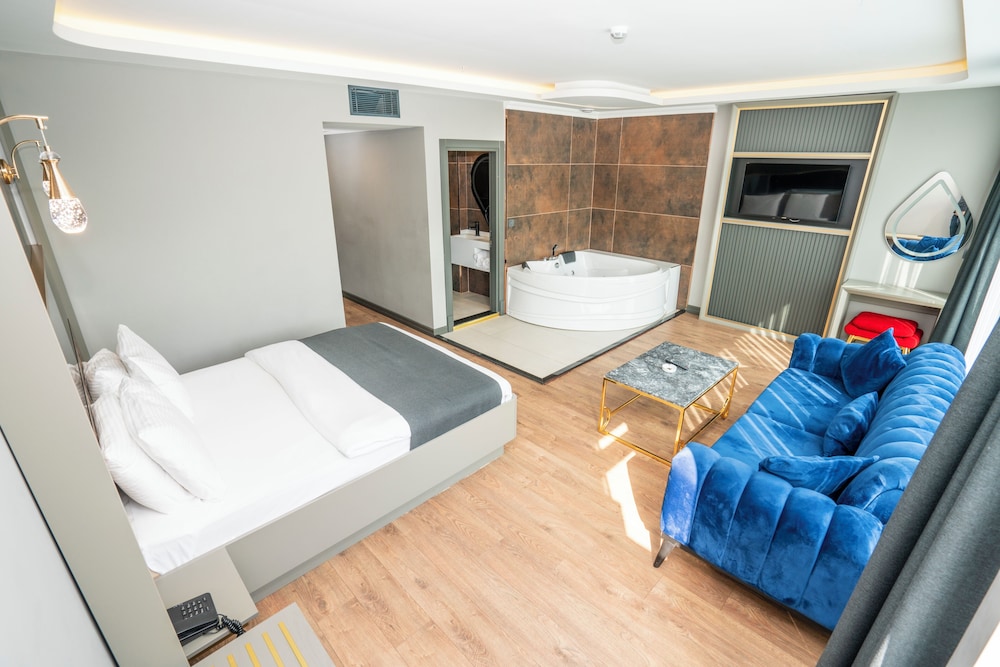 216 Ruby Suite 33/43