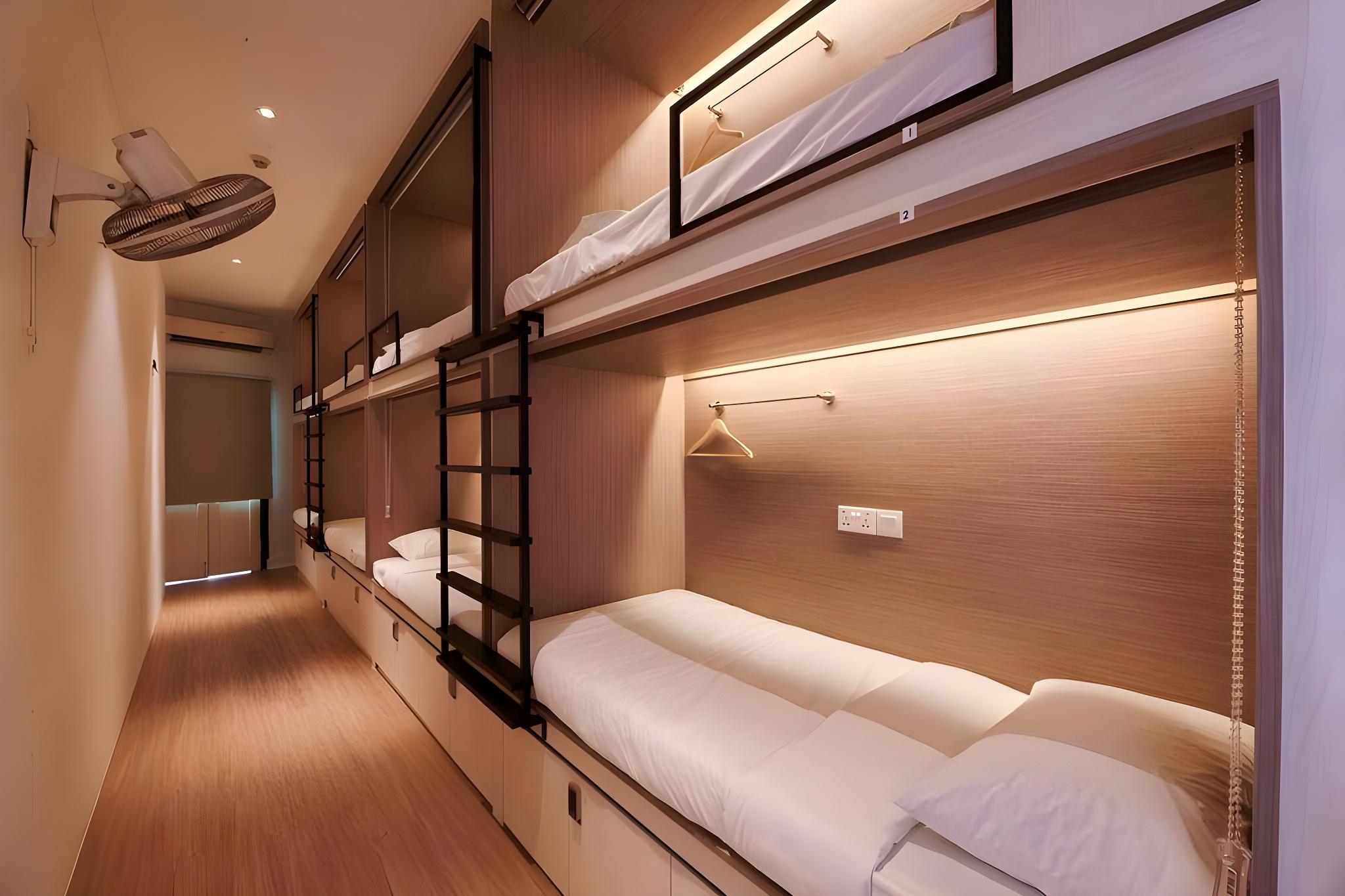 Capsule, Mixed Dorm, Single