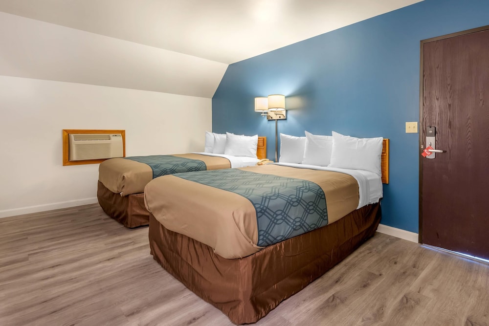 Standard, 2 Double Beds, Econo Lodge Saint Albans 4/6