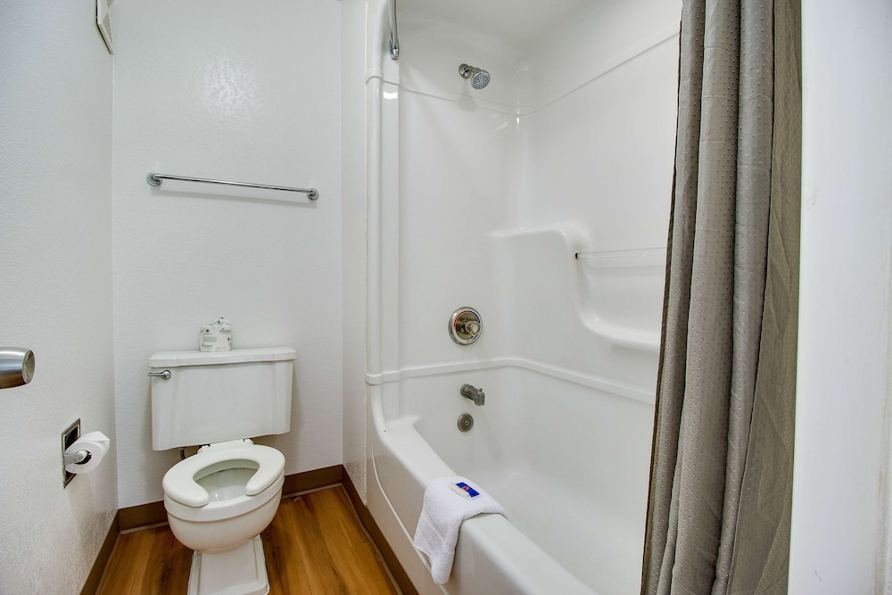 غرفة قياسية بسريرين مزدوجين، Motel6 Phoenix, AZ - East 6/8