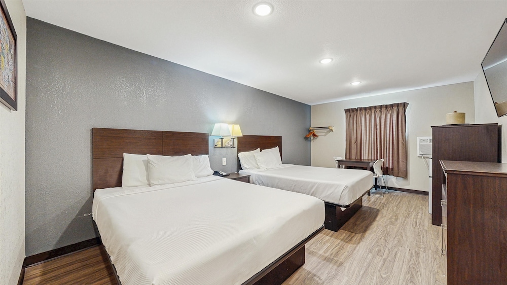 Room, 2 Queen Beds, Smoking