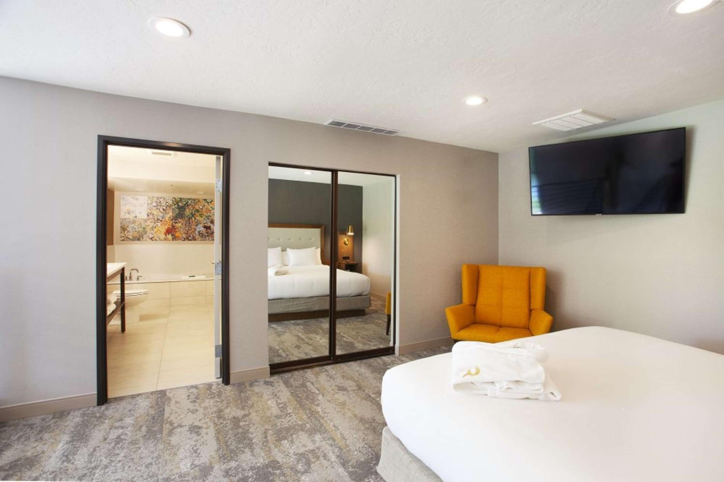 Presidential, Loft, Suite, King Bed, River View, Hot Tub, Patio