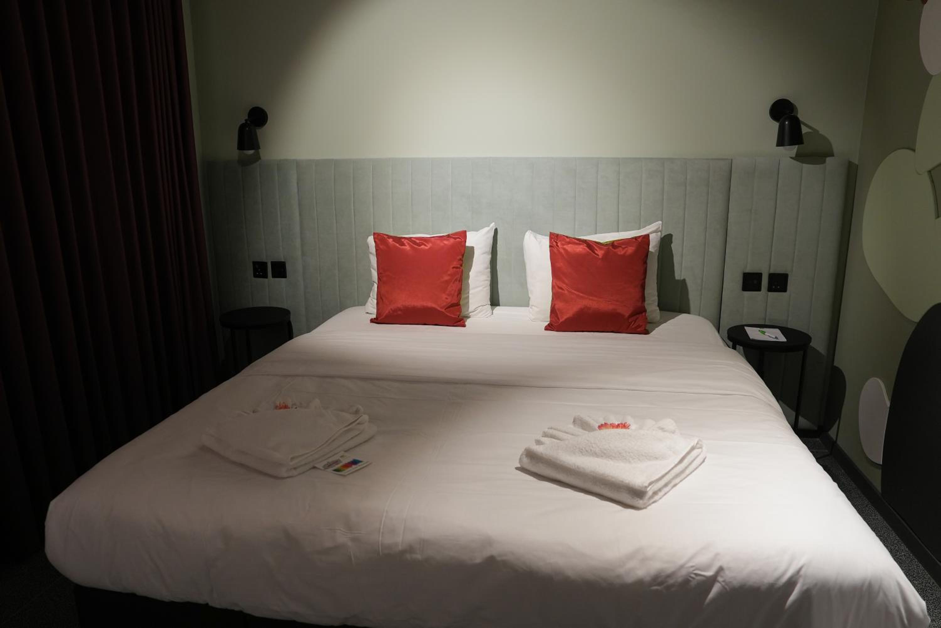Standard, Double or Twin Bed, City View