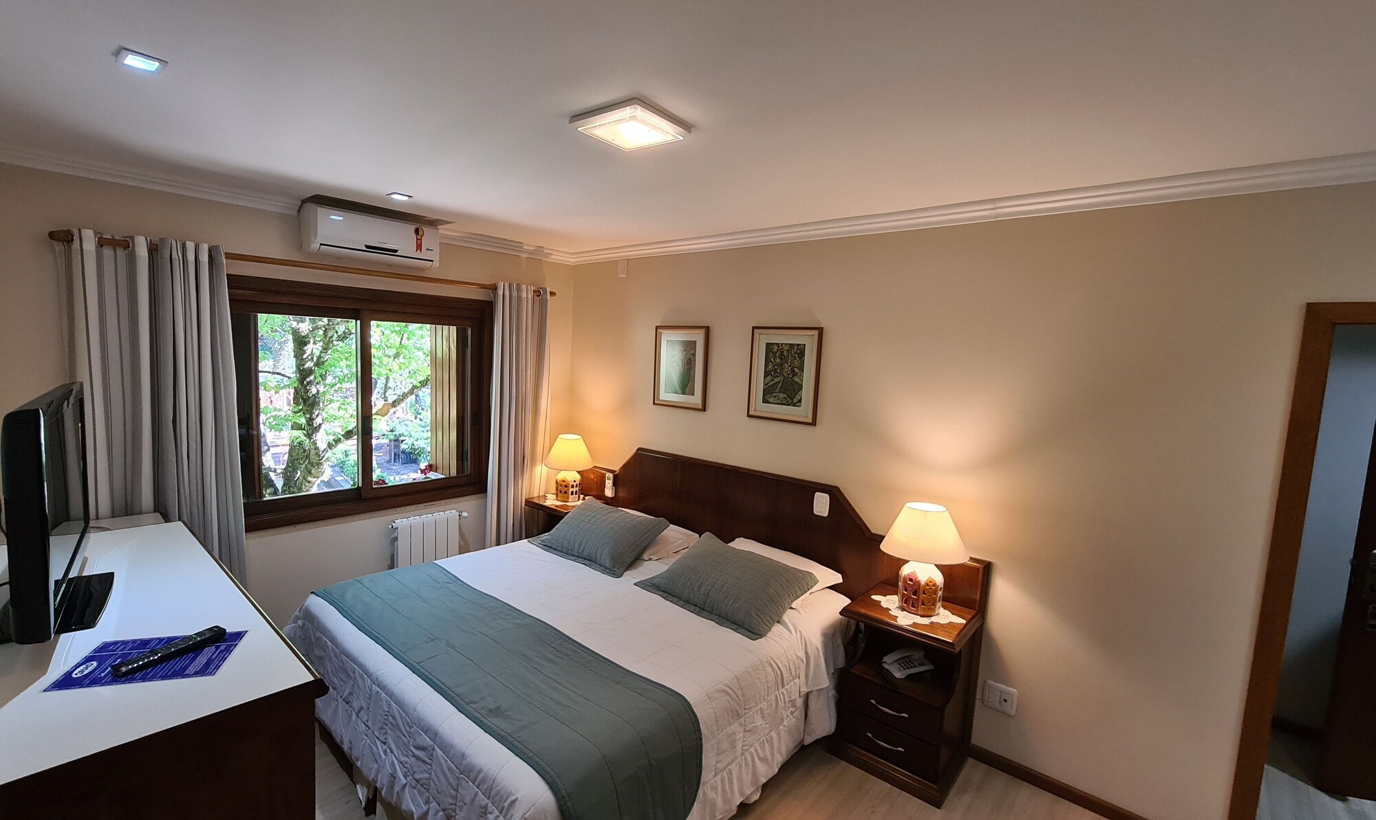 DELUXE, DOUBLE BED