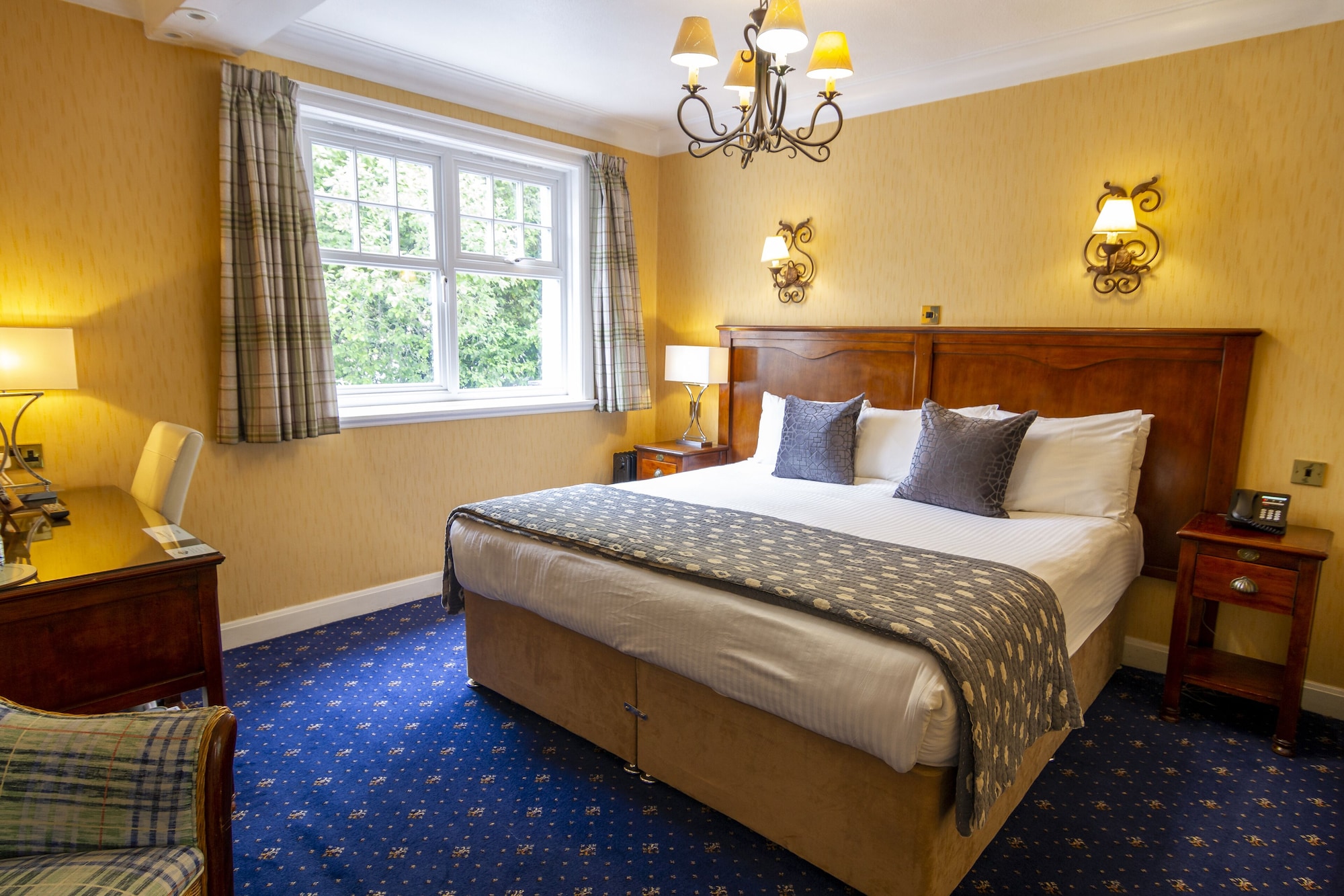 Coorie, King Bed