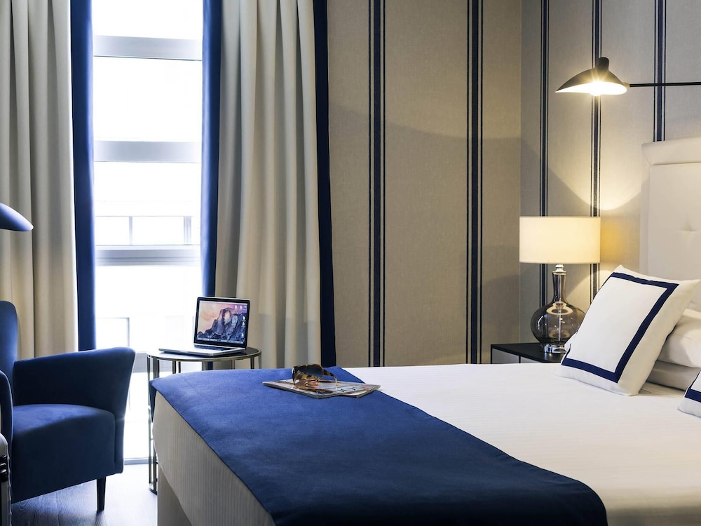 PRIVILEGE, KING BED