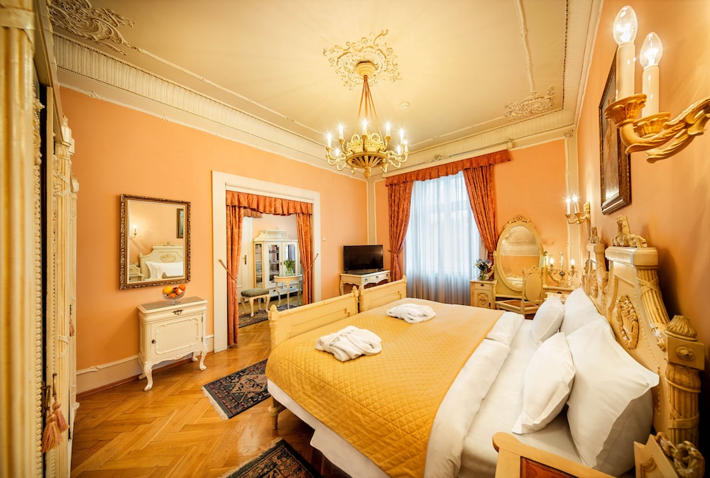 HISTORICAL, SUITE